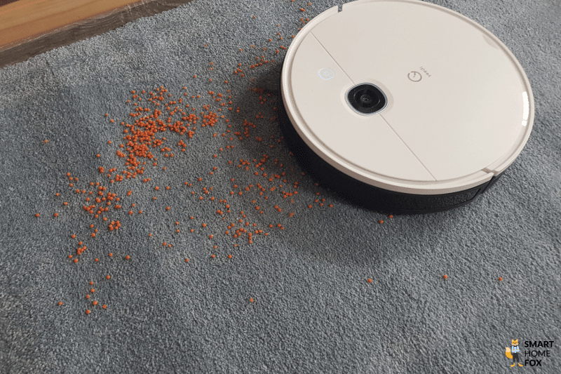 Yeedi Vac Hybrid saugt Linsen auf hohem Teppich beim Saugtest